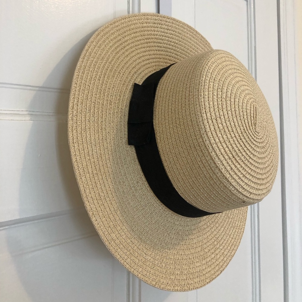 Straw hat with black side bow
